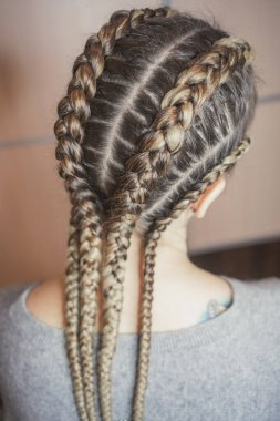 kalın örgüler Afrika boks stili