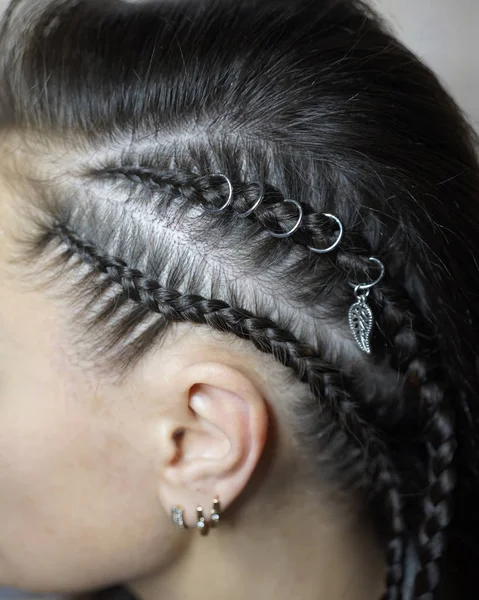 Haar van een meisje gevlochten in pigtails, witte haren geweven in vlechten meisjes — Stockfoto