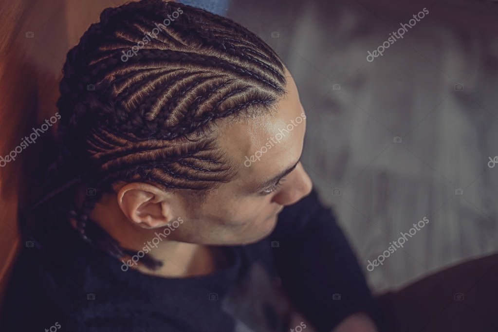 Mens trenzas trenzas masculinas primer plano, dibujo del pelo