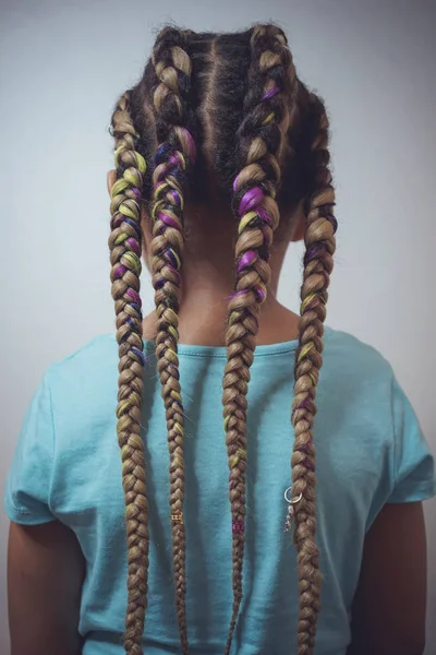 Жіночий косички, сенегальських коса коса, kanekalon, afrokosy, косички на храм, творчої молоді зачіска — стокове фото