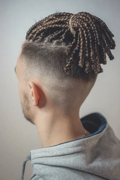 Kadın at kuyruklu, Senegal örgü örgü, kanekalon, afrokosy, pigtails Tapınağı, yaratıcı gençlik saç modeli — Stok fotoğraf