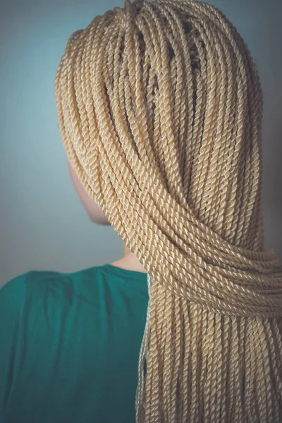 女性のおさげ髪、セネガル人三つ編み三つ編み、カネカロン、afrokosy、寺院、創造的な若者の髪型のおさげ髪 ストックフォト