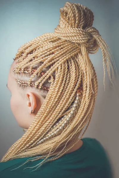 女性のおさげ髪、セネガル人三つ編み三つ編み、カネカロン、afrokosy、寺院、創造的な若者の髪型のおさげ髪 ロイヤリティフリーのストック写真