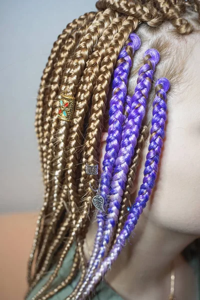 玉米妇女盒子辫子, 女孩与红色的头发, 编织辫子, 卡凯卡隆珍珠的颜色, 美丽的颜色的人造材料, 有色的头发 — 图库照片