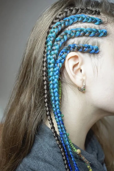 Afro-Amerikaanse kapper coiffeur weeft Franse vlechten, bruiden kapsel. Professionele haarstylist maakt zwarte bruid een schoonheidssalon en professionele hair care concept — Stockfoto