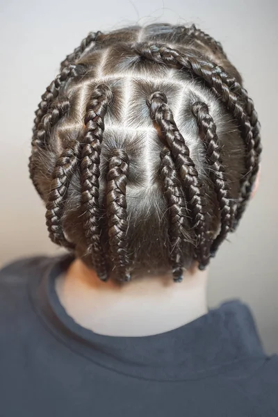 Acconciatura uomo da trecce sottili, onde creative di capelli sulla testa di un uomo, primo piano testa, capelli, rasatura creativa, irochese, vista dall'alto — Foto Stock