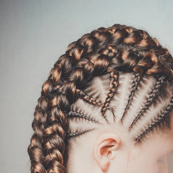 Kvinnliga hårfläta, Senegalesisk fläta kanekalon, afrokosy, fläta, flätor på templet, kreativ ungdom frisyr — Stockfoto