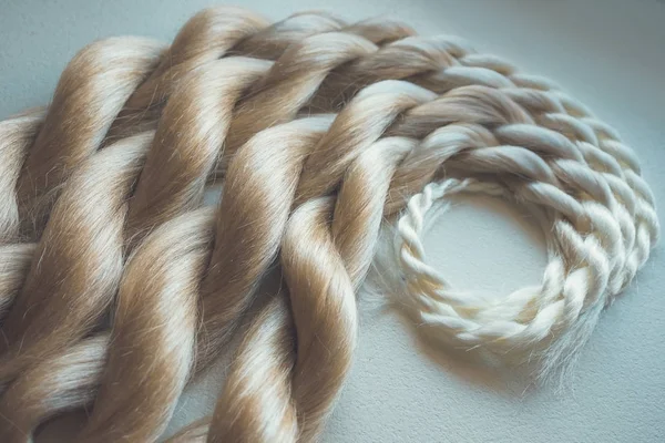 卡内卡隆人造材料编织在非洲辫子，设备和材料美容院，金发，金发 — 图库照片