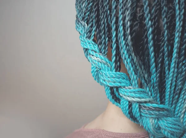 Trenzas trenzas senegalesas se entrelazan con el pelo de las niñas, trenzas azules, cabello en el estilo africano —  Fotos de Stock