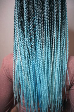cornrows kadın Senegalli Afrika örgükızlar başında, mavi