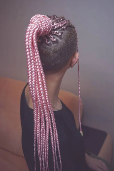 Cornrows mulheres tranças coletadas no rabo de cavalo na cabeça da menina, o trabalho do mestre, cabelo rosa — Fotografia de Stock