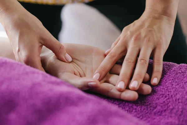 Massör gör massage till klienten, massagesalong, sport, avkopplande, skönhetssalong, flickan ligger på soffan — Stockfoto