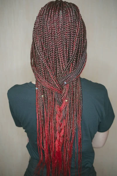 ヨーロッパの外観の女の子にアフリカの髪型を編組,赤い色の髪,薄い編組の多く ストック画像