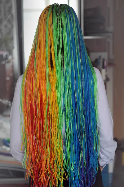 Farbige Dunne Zopfe Im Afrikanischen Stil Zizi Zopfe Zopfe Mit Kanekalon Frisuren Fur Madchen Jugendliche Gefarbte Haare Regenbogenfarben Braid Ideas Friseur Stock Photo 199225458