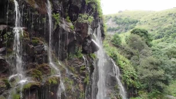 Vista aérea de cascada y cañón con río. Dashbashi, Georgia . — Vídeo de stock