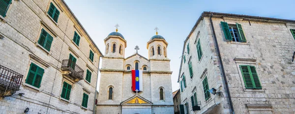니콜라우스 정교회는 코토르의 역사적 지역에 위치해 몬테네그로 배너와 파노라마 에디션 — 스톡 사진