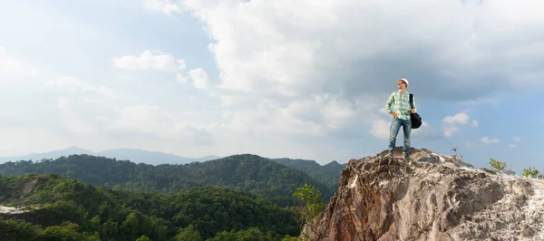 Turysta Plecakiem Podróżnym Szczycie Góry Koncepcja Podróży Edycja Panoramiczna Banerowa — Zdjęcie stockowe