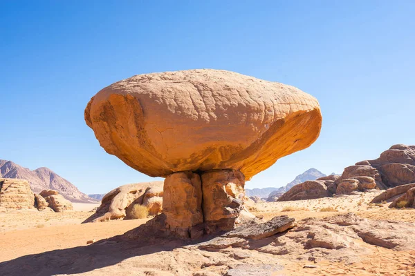 Mantar Kayaları Kırmızılı Wadi Rum Çölü Nün Taştan Simgesi Ürdün Telifsiz Stok Imajlar