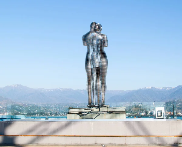 Движущаяся Металлическая Скульптура Мужчина Женщина Али Нино Батуми Грузия Стоковая Картинка