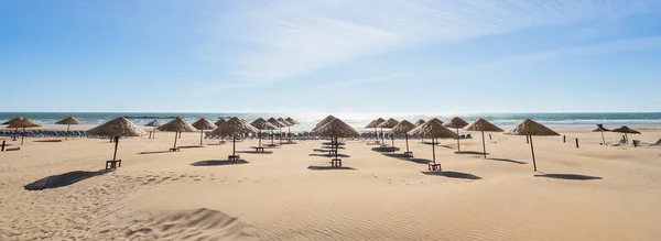Parasole Plażowe Pięknej Unikalnej Plaży Piaszczystej Koncepcja Wakacji Wakacji Letnich Zdjęcie Stockowe