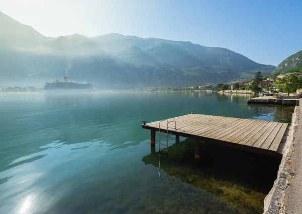 Mglisty Poranek Zatoce Boka Kotor Boka Kotorska Czarnogóra Europa Obrazek Stockowy