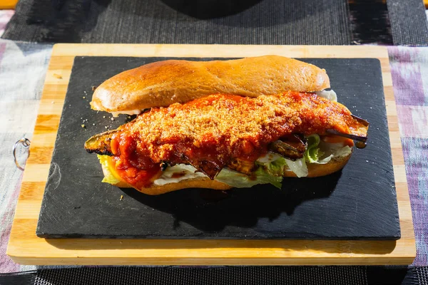 Sandwich Submarino Vegetariano Baguette Con Berenjena Parrilla Tomate Queso Ensalada Imagen De Stock