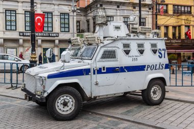 Istanbul, Türkiye - 9 Aralık 2018: Polis arabası Istanbul Caddesi üzerinde.