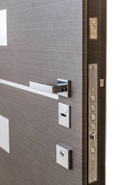 Açık kapı. Kapı kilidi, koyu kahverengi kapıyı kapatmak. Modern iç mekan tasarımları, kapı kolu. Yeni ev kavramı. Emlak.