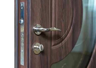 Açık kapı. Kapı kilidi, koyu kahverengi kapıyı kapatmak. Modern iç mekan tasarımları, kapı kolu. Yeni ev kavramı. Emlak.