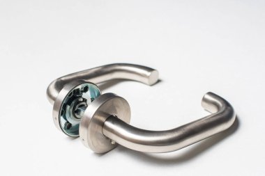 Beyaz arka plan üzerinde kapı kolu