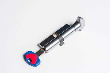 kapı kilit silindir çekirdek ile anahtar, beyaz zemin üzerine izole