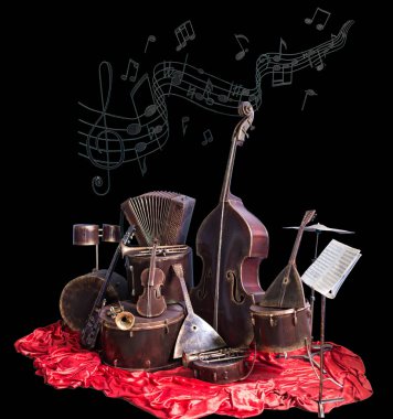 Siyah bir zemin üzerine eski vintage müzik aletleri. Klasik müzik enstrümanı