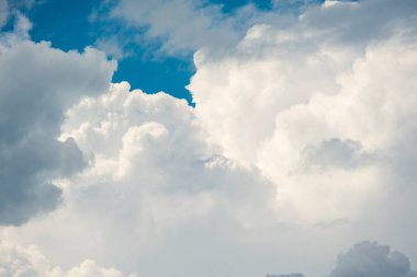 Bulutlara yakın mavi gökyüzü