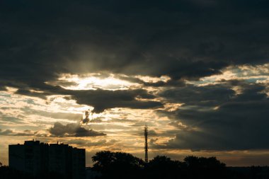 Güneş Parlatıcı yalak kara bulutlar ışınların üzerinde göster