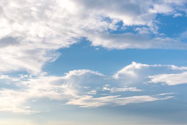 Bulutlu mavi gökyüzü