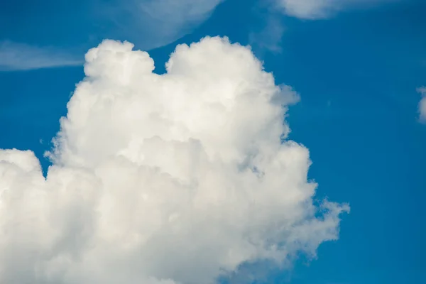 Cielo Blu Con Sfondo Nuvole — Foto Stock