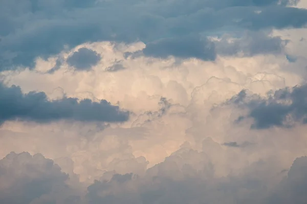 Céu Dramático Com Nuvens Tempestuosas — Fotografia de Stock