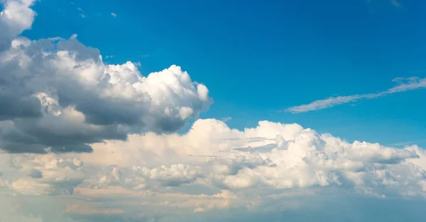 Modrá Obloha Bílým Mrakem Panorama Pohled Slunečný Den — Stock fotografie