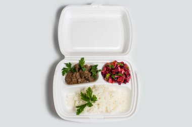 Öğle Yemeği kutu seti. Tek kullanımlık plastik beslenme çantası. Bir beyaz gıda kutusu, yemek, fast food, beyaz arka plan üzerinde izole