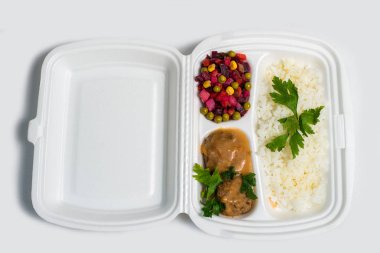 Öğle Yemeği kutu seti. Tek kullanımlık plastik beslenme çantası. Bir beyaz gıda kutusu, yemek, fast food, beyaz arka plan üzerinde izole