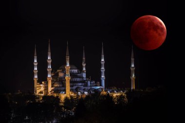 Kanlı ay ve geceleri aydınlatılan tarihi İslam Tapınağı Sultanahmet Camii