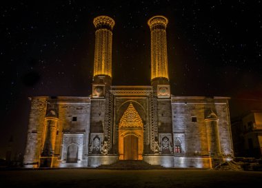 Erzurum, Türkiye'de gece görüntülemek ikiz minare medrese anıt ve Müze Selçuklu mimarisi