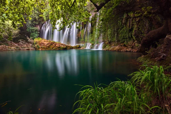 Atemberaubende Wasserfälle Über Einem Smaragdgrünen Türkisfarbenen See Tiefgrünem Wald Kursunlu — Stockfoto