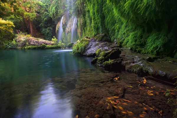 在土耳其安塔利亚库尔松卢自然公园的深绿色森林中 令人惊叹的瀑布与小翡翠湖 — 图库照片