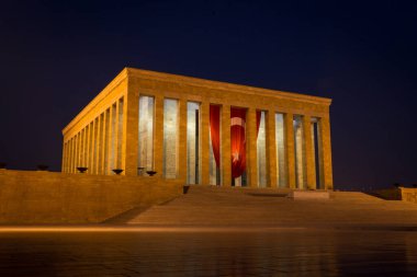 Mustafa Kemal Atatürk 'ün (Türkiye Cumhuriyeti' nin kurucusu ve ilk cumhurbaşkanı) anıt mezarı Anitkabir, gece Ankara, Türkiye 'de Türk bayrağıyla.