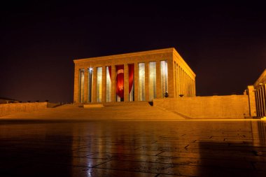 Mustafa Kemal Atatürk 'ün (Türkiye Cumhuriyeti' nin kurucusu ve ilk cumhurbaşkanı) anıt mezarı Anitkabir, gece Ankara, Türkiye 'de Türk bayrağıyla.