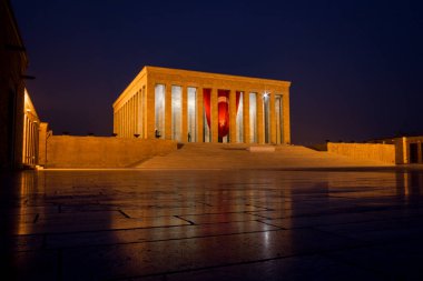 Anitkabir, Mustafa Kemal Atatürk anıtı (Türkiye Cumhuriyeti 'nin kurucusu ve ilk cumhurbaşkanı), Ankara, Türkiye bayrağıyla