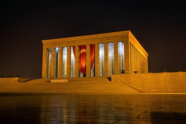Anitkabir, Mustafa Kemal Atatürk anıtı (Türkiye Cumhuriyeti 'nin kurucusu ve ilk cumhurbaşkanı), Ankara, Türkiye bayrağıyla