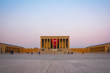 Anitkabir, Mustafa Kemal Atatürk anıtı (Türkiye Cumhuriyeti 'nin kurucusu ve ilk cumhurbaşkanı), Ankara, Türkiye bayrağıyla