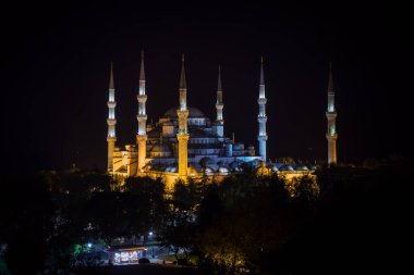 Türkiye 'nin İstanbul kentinde gece aydınlatılan altı minare Osmanlı Mimari Mavi Camii manzarası